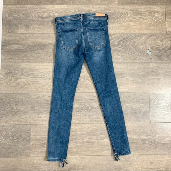 Zara Women’s Skinny Jeans Distressed Ripped Knees Dark Wash Denim high rise - Picture 9 of 13